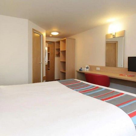 Travelodge London Feltham Exterior photo