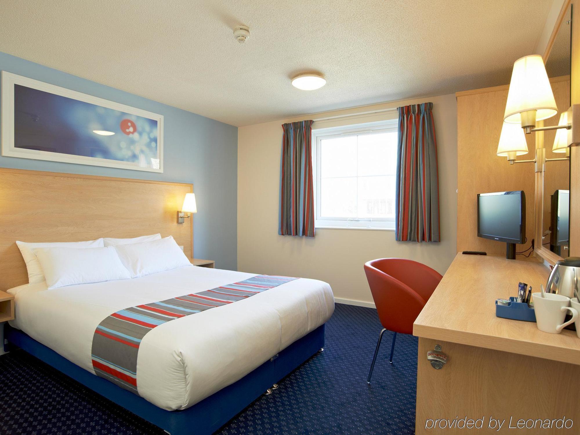 Travelodge London Feltham Exterior photo