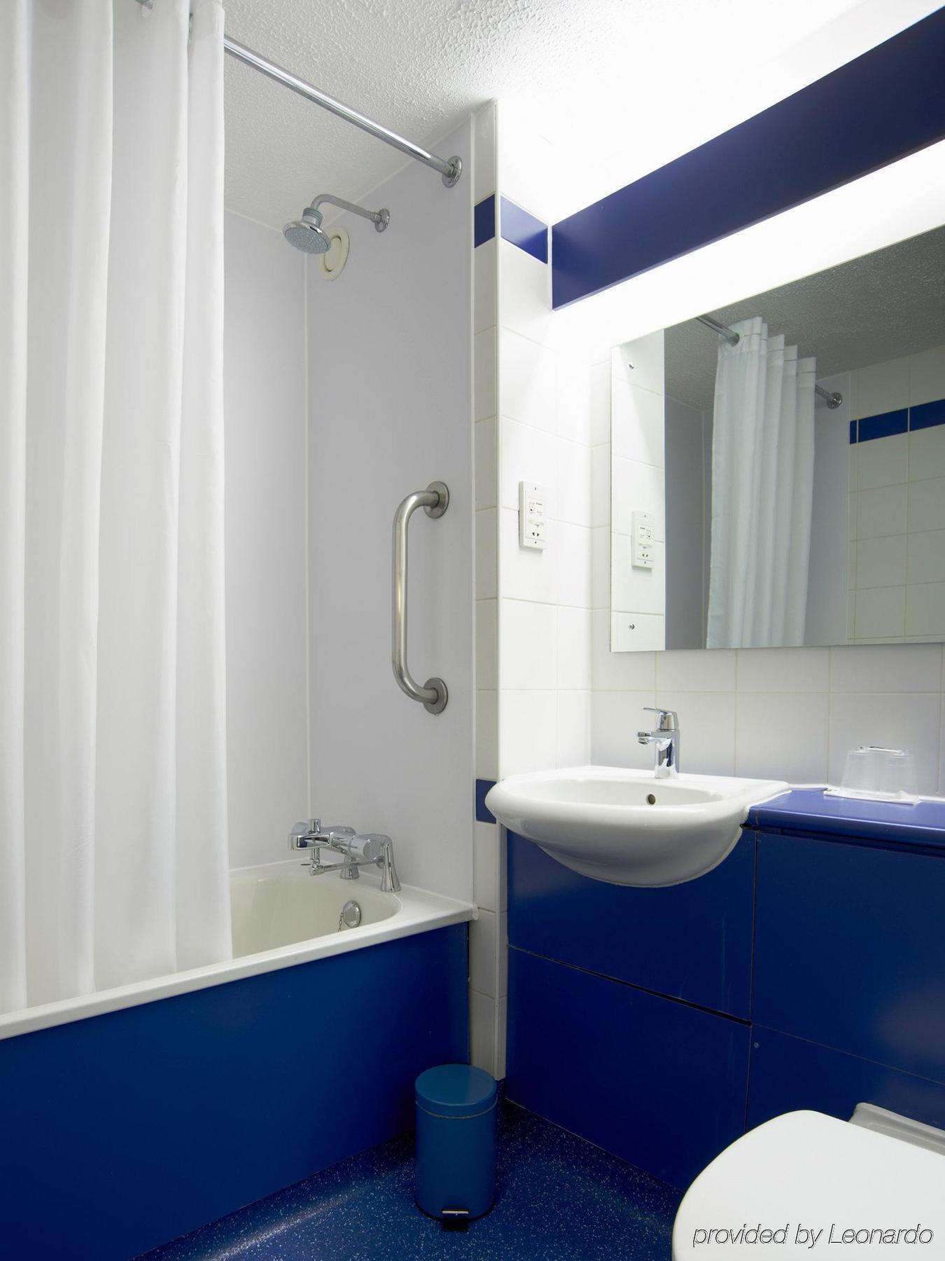 Travelodge London Feltham Exterior photo