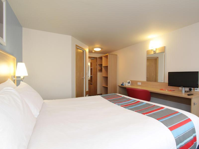 Travelodge London Feltham Exterior photo