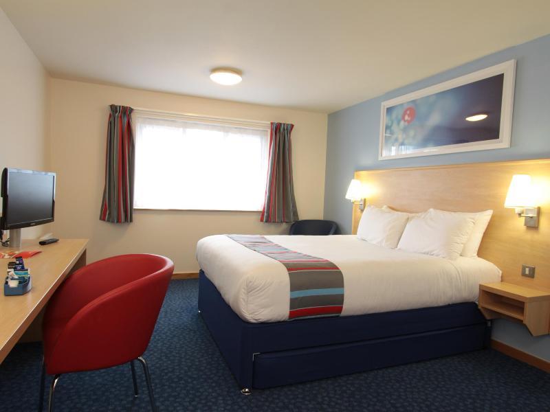 Travelodge London Feltham Exterior photo