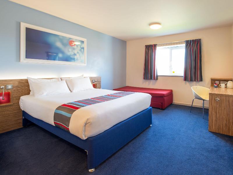 Travelodge London Feltham Exterior photo