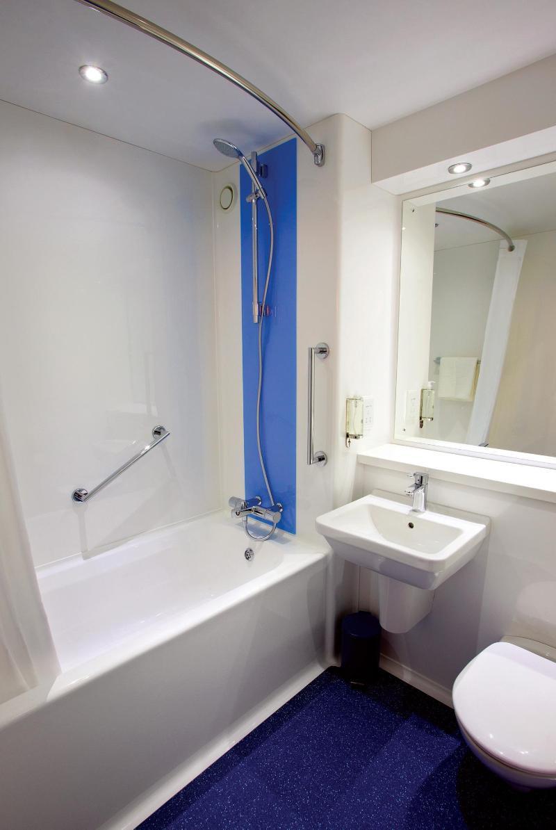 Travelodge London Feltham Exterior photo