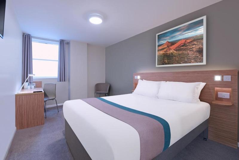 Travelodge London Feltham Exterior photo